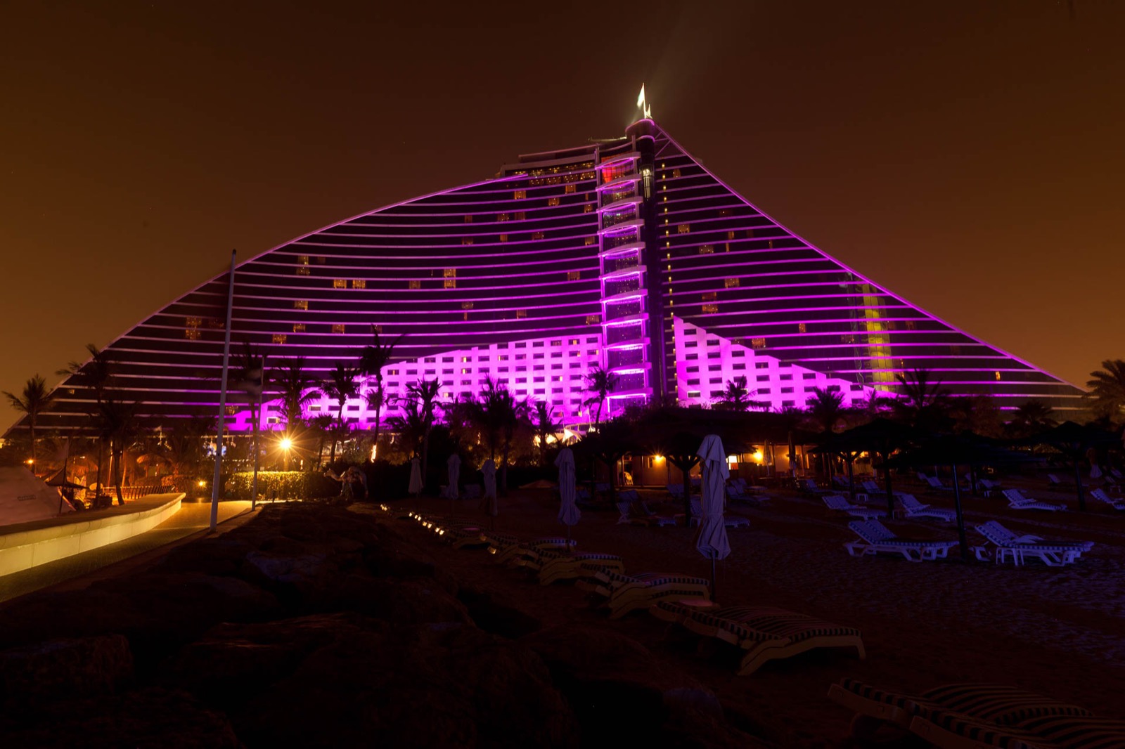 Jumeirah Beach Hotel dynamic facade lighting